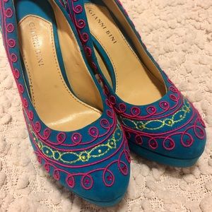 Gianni Bini Platform Embroidered heels